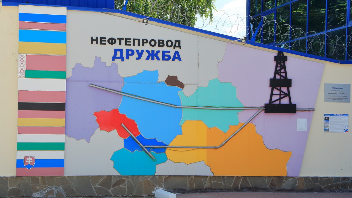 Венгрия внесла за Россию платеж за транзит нефти по "Дружбе" через Украину Венгрия внесла за Россию платеж за транзит нефти по "Дружбе" через Украину