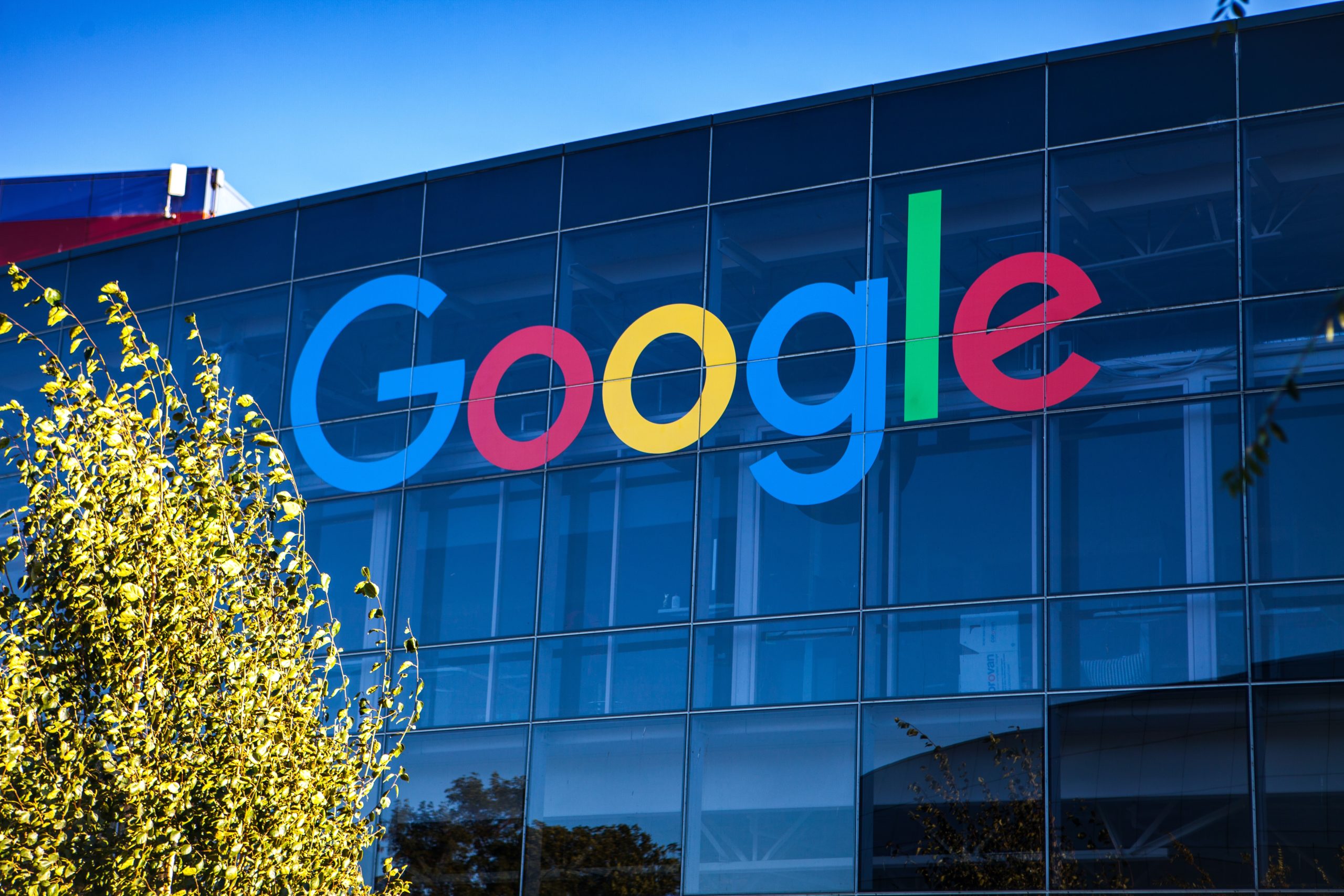 Французские власти оштрафовали Google на 220 млн евро