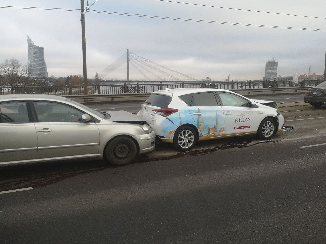 На Каменном мосту столкнулись сразу пять автомобилей. Движение затруднено
