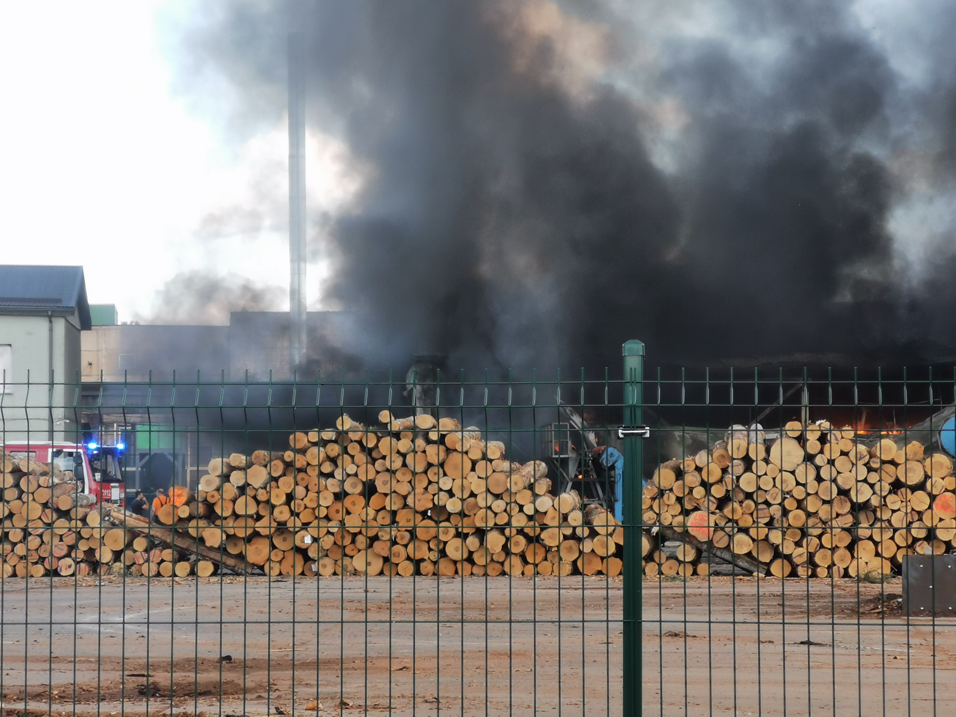 Пожар охватил более 10 000 м². В Кулдиге загорелось предприятие по переботке леса