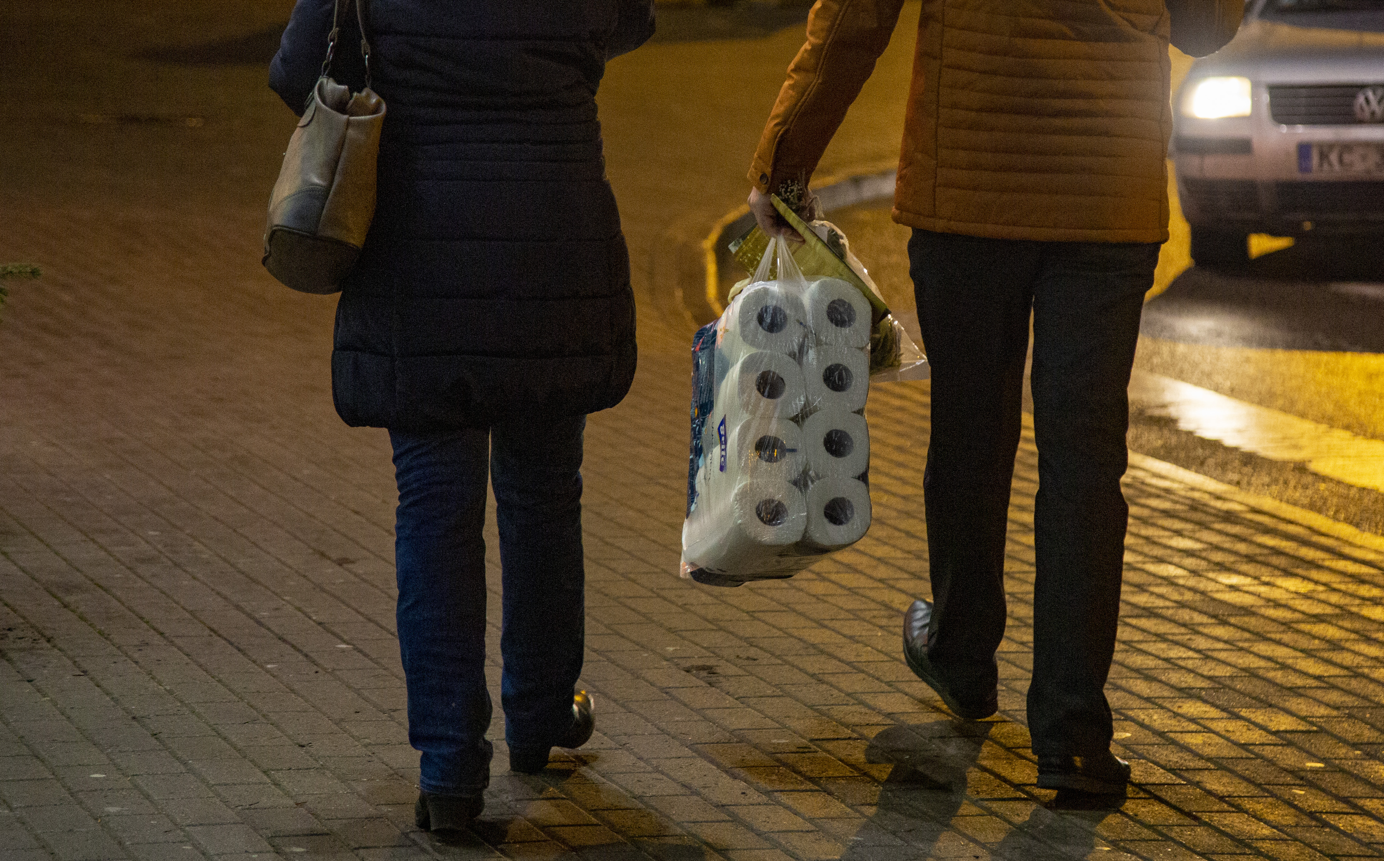 Успеть до локдауна. Люди торопятся купить обувь и теплую одежду Успеть до локдауна. Люди торопятся купить обувь и теплую одежду
