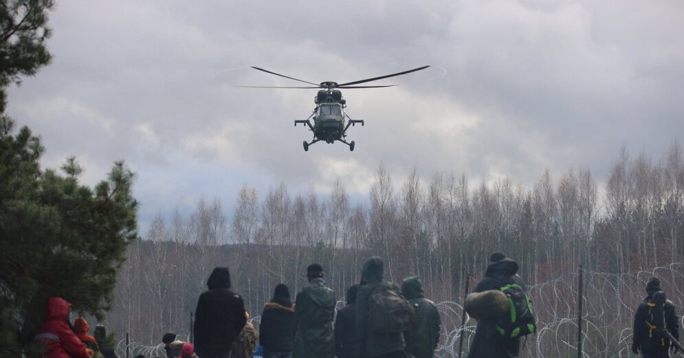 Мигранты забросали камнями военный автомобиль на границе Польши и Белоруссии