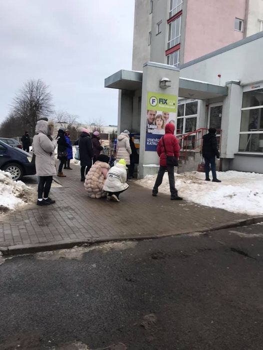 На почту не попасть. Очереди на два часа