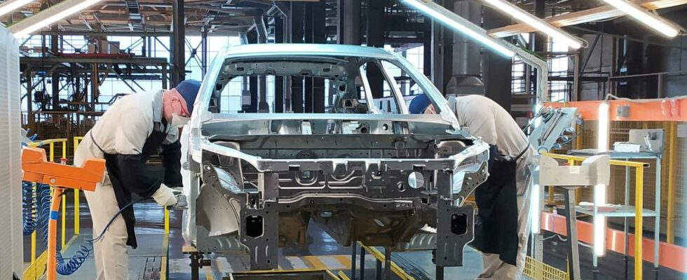 Renault останавливает производство в России Renault останавливает производство в России