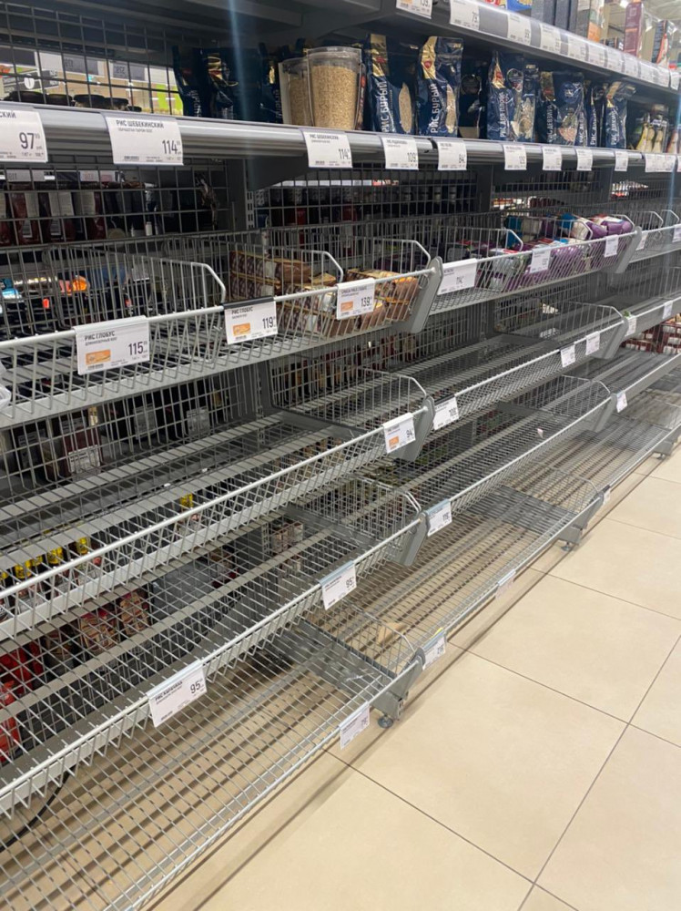 В российских магазинах заканчиваются продукты и редко где принимают карты