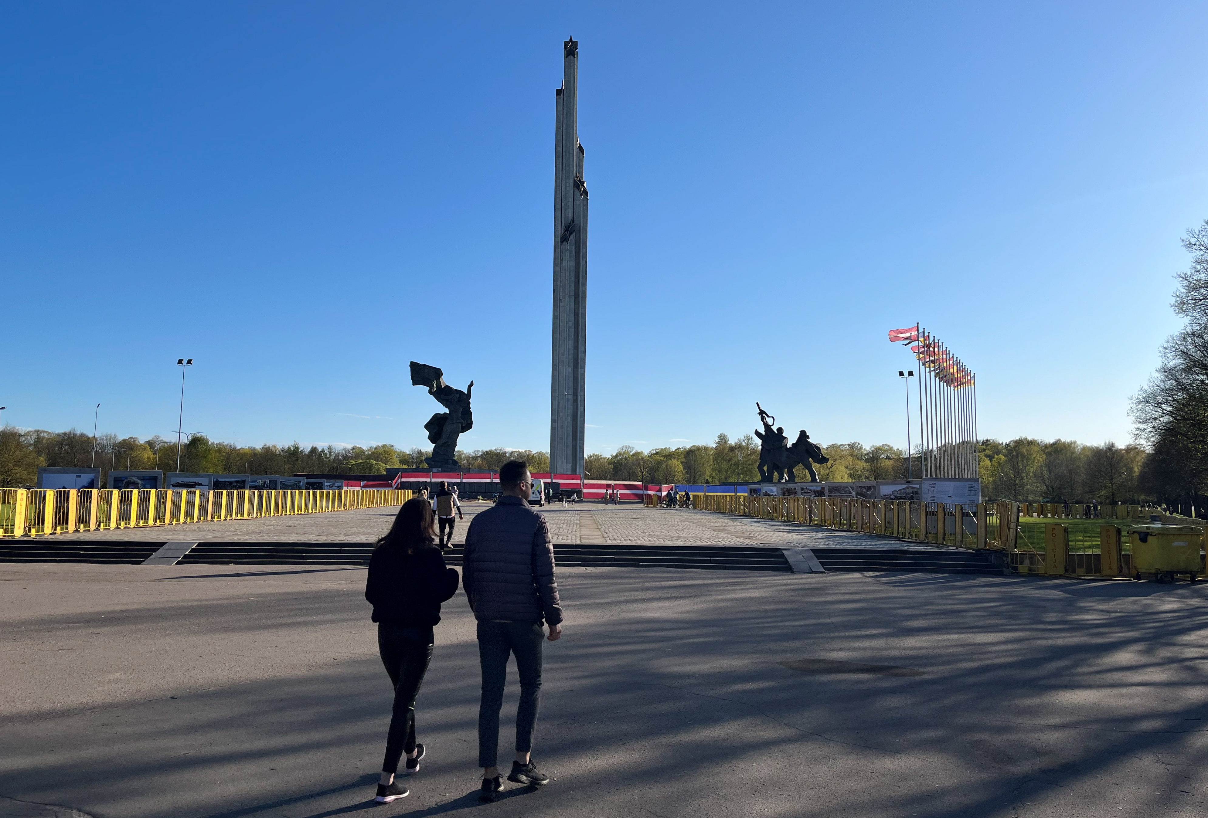 Обстановка у памятника Победы спокойная. Полиция помогает возлагать цветы (обновлено) Обстановка у памятника Победы спокойная. Полиция помогает возлагать цветы (обновлено)