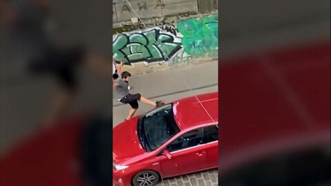 Рижанка просит помочь найти хулигана с улицы Миера, побившего машину