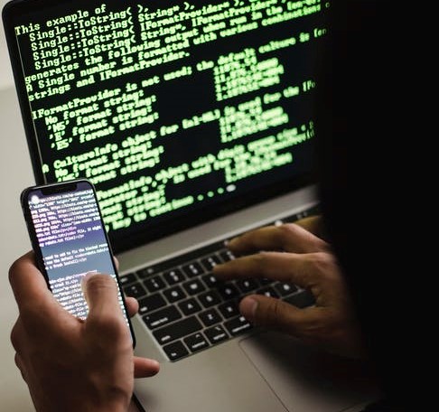 Опрос: больше половины латвийцев убеждены - телефонные мошенники их не затронут