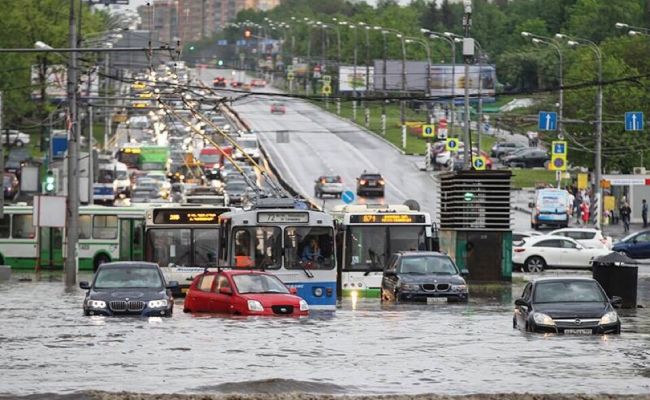 Потоп в Москве: обрушились ливень, град и шквалистый ветер