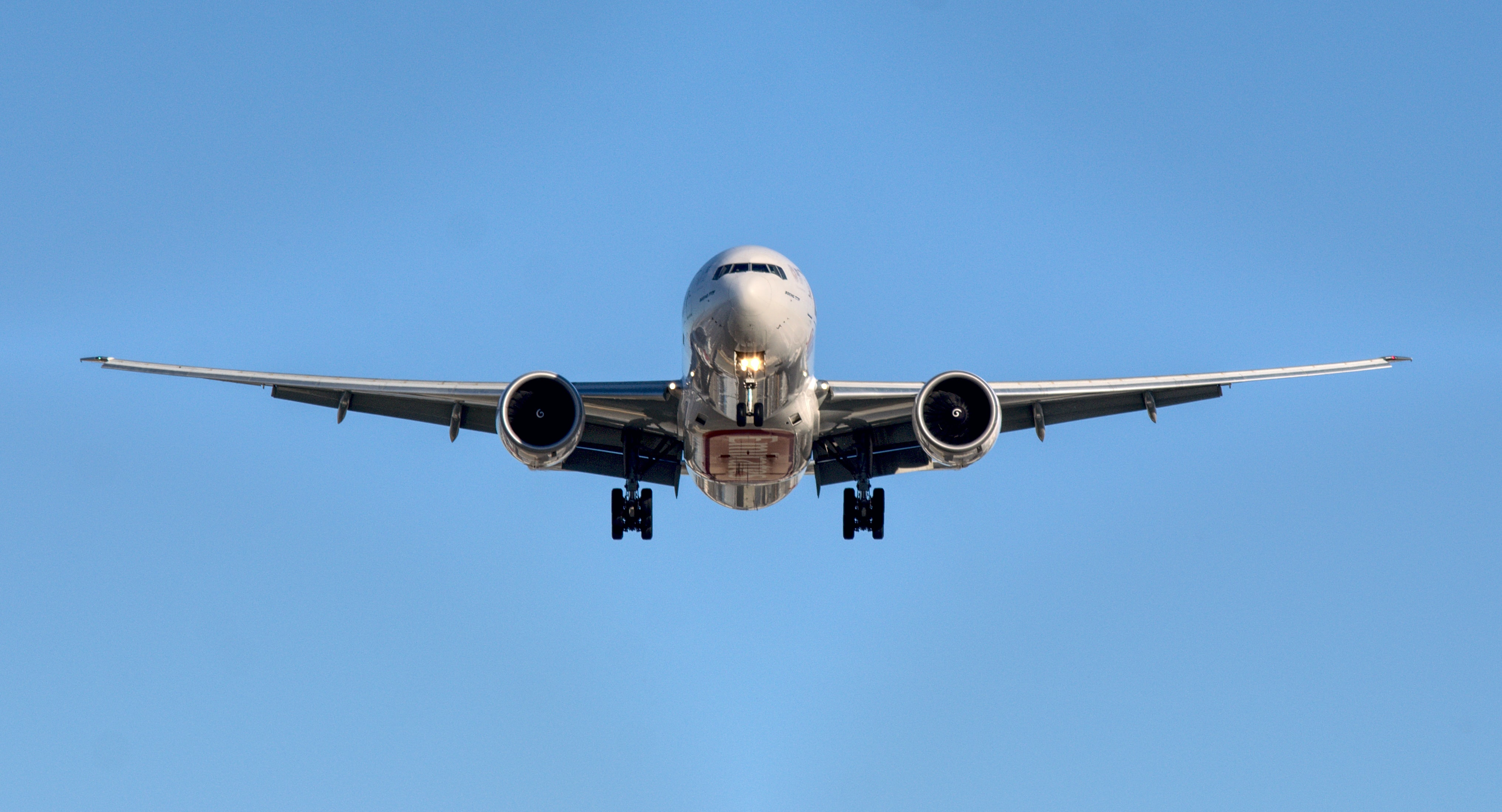 "Air Canada" aptur lidojumus vairākos maršrutos un likvidē vēl 1500 darbvietas