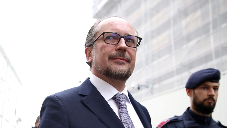 Канцлер Австрии усилил угрозы мер изоляции для непривитых
