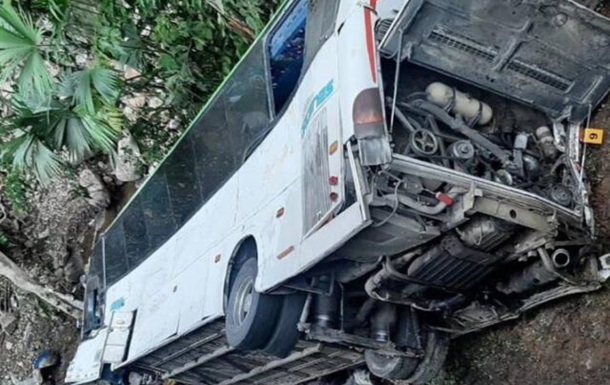 В Колумбии автобус с людьми сорвался с обрыва, семь жертв