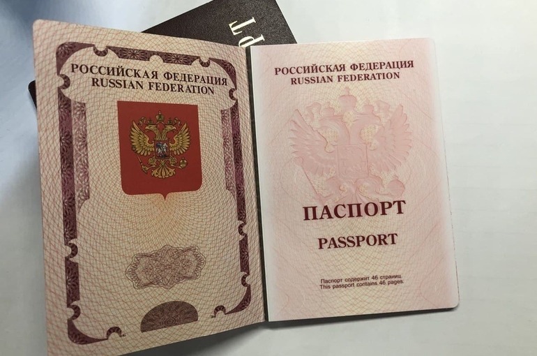 Официальная российская "Парламентская газета" написала о новых правилах выдачи загранпаспорта. Но они не менялись