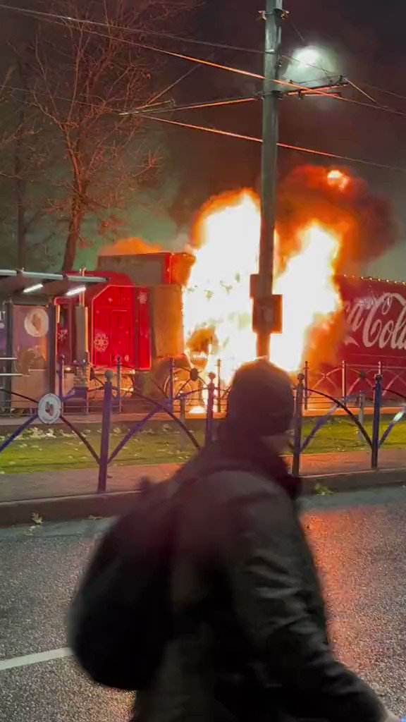 Праздник отменяется: в Румынии сгорел новогодний грузовик Coca-Cola