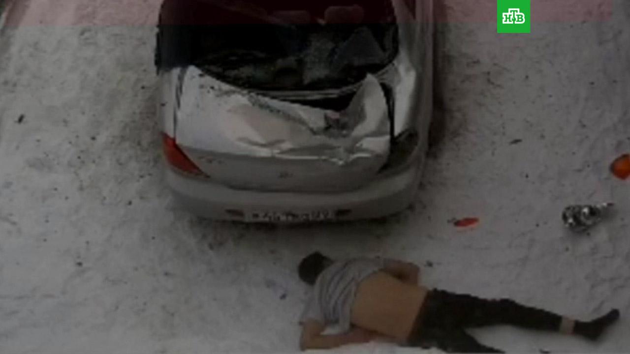 Пьяный житель Ямала выжил после падения с шестого этажа на машину