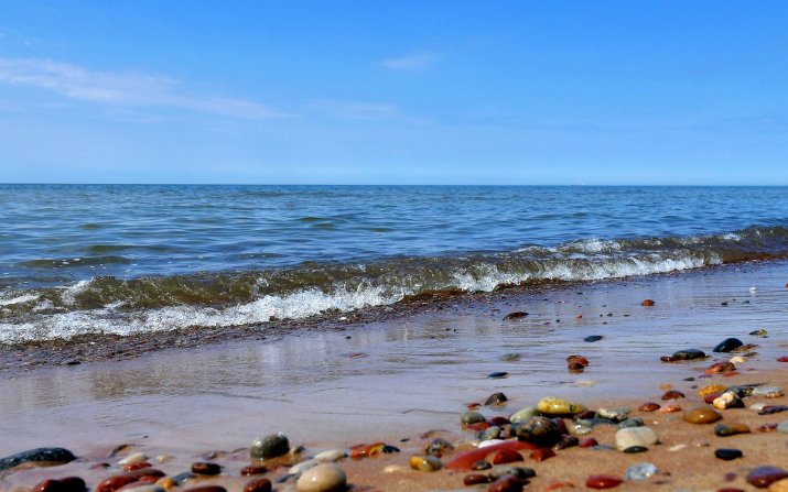 Под влиянием прибрежного ветра на пляжах Рижского залива холодная вода