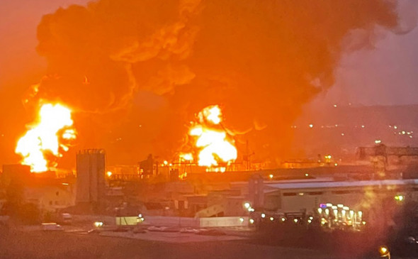 Зеленский отказался отвечать за налет на нефтебазу в Белгороде Зеленский отказался отвечать за налет на нефтебазу в Белгороде
