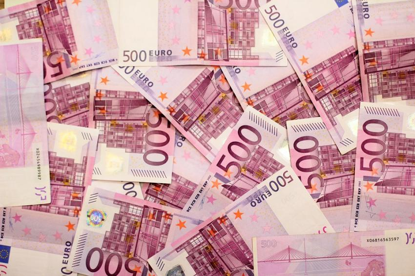 Зарплаты политиков и чиновников вырастут. У депутатов до 4000, у министра - аж до 7 000 евро