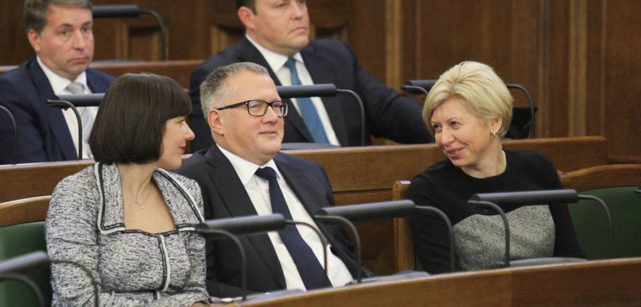 Депутатов вакцинируют в мае. А когда остальных?