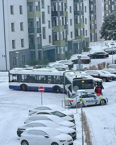 В Дрейлини автобус застрял в жилой зоне В Дрейлини автобус застрял в жилой зоне