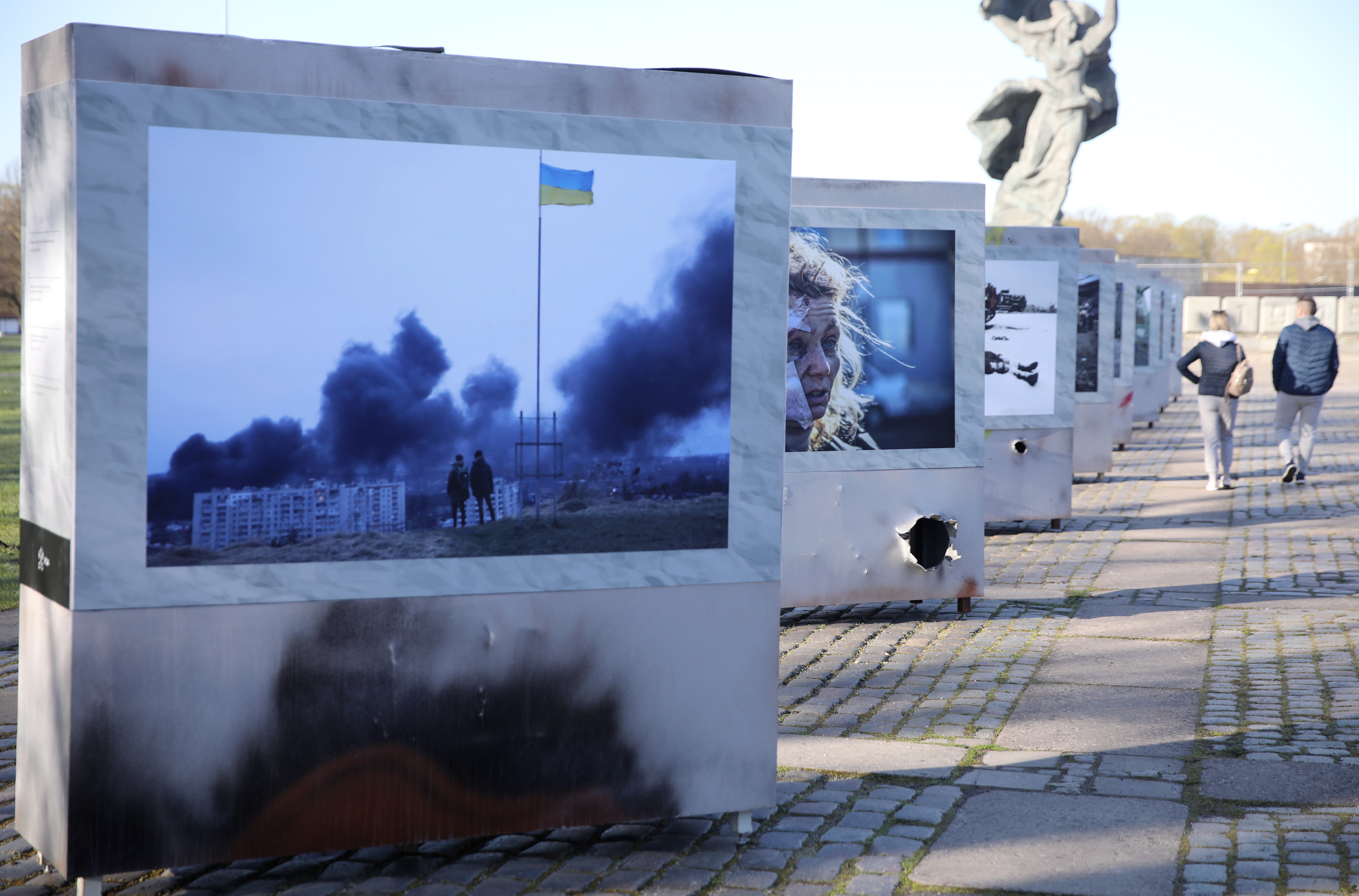 Судьба фотовыставки, размещенной у памятника Освободителям, повисла в воздухе