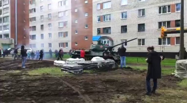 Танк Т-34 двигается своим ходом к постаменту у погранперехода в Нарве