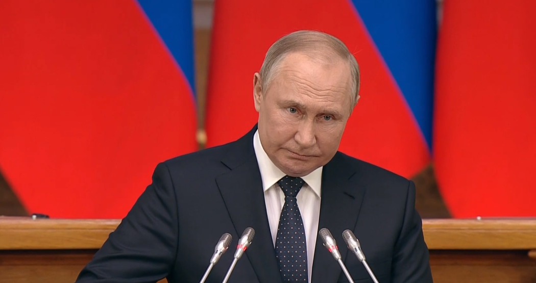 Путин пригрозил тем, кто вмешается в конфликт на Украине со стороны, "молниеносными ударами"