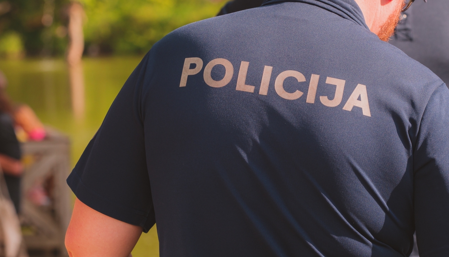 Полиция возбудила уголовное дело в связи с агрессивным отношением русскоязычной женщины к латышской девушке