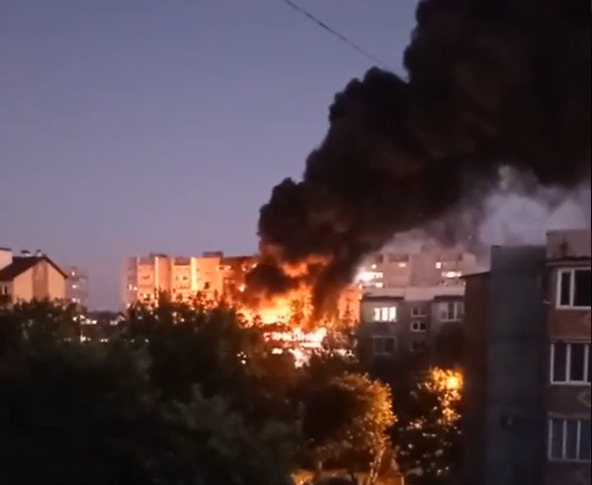 В Ейске бомбардировщик Су-34 упал на девятиэтажку. Число жертв растет