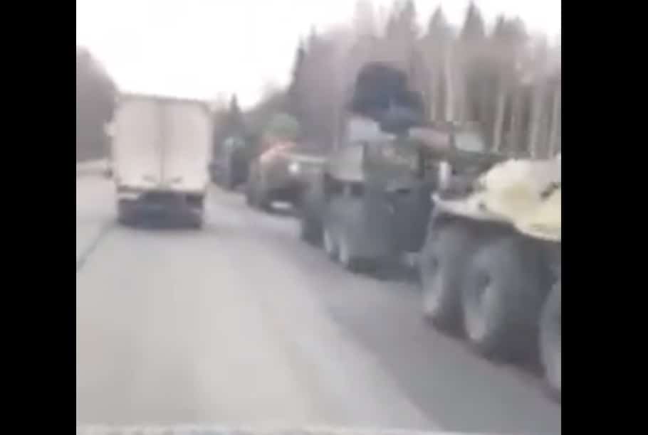 "Военной угрозы Латвии нет": под Псковом заметили колонну военной техники