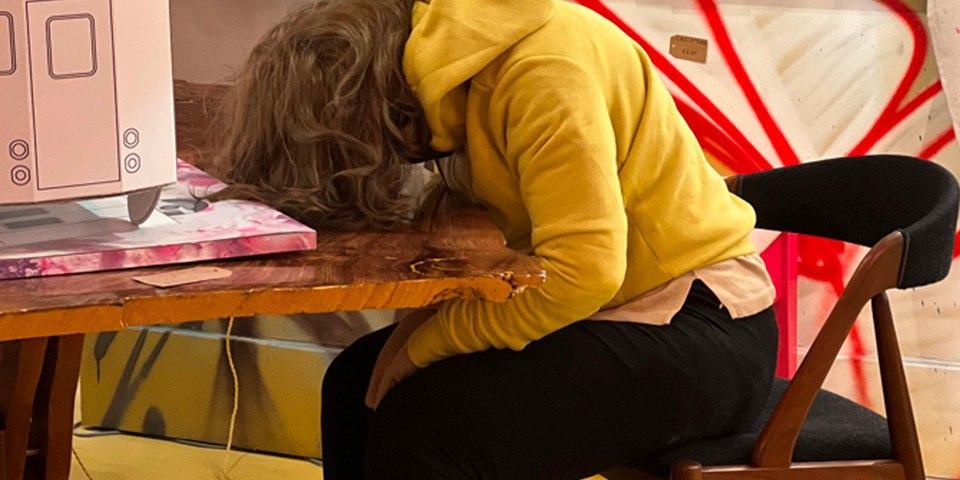 Ради спасения умирающей полиция выбила дверь в галерею. Оказалось: это арт-объект