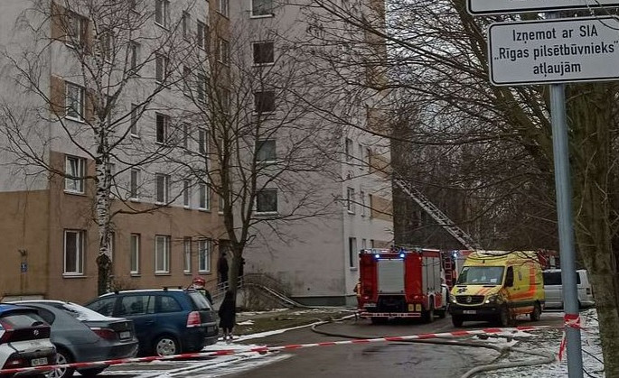 В Пардаугаве горела квартира в 9-этажке. Людей эвакуировали