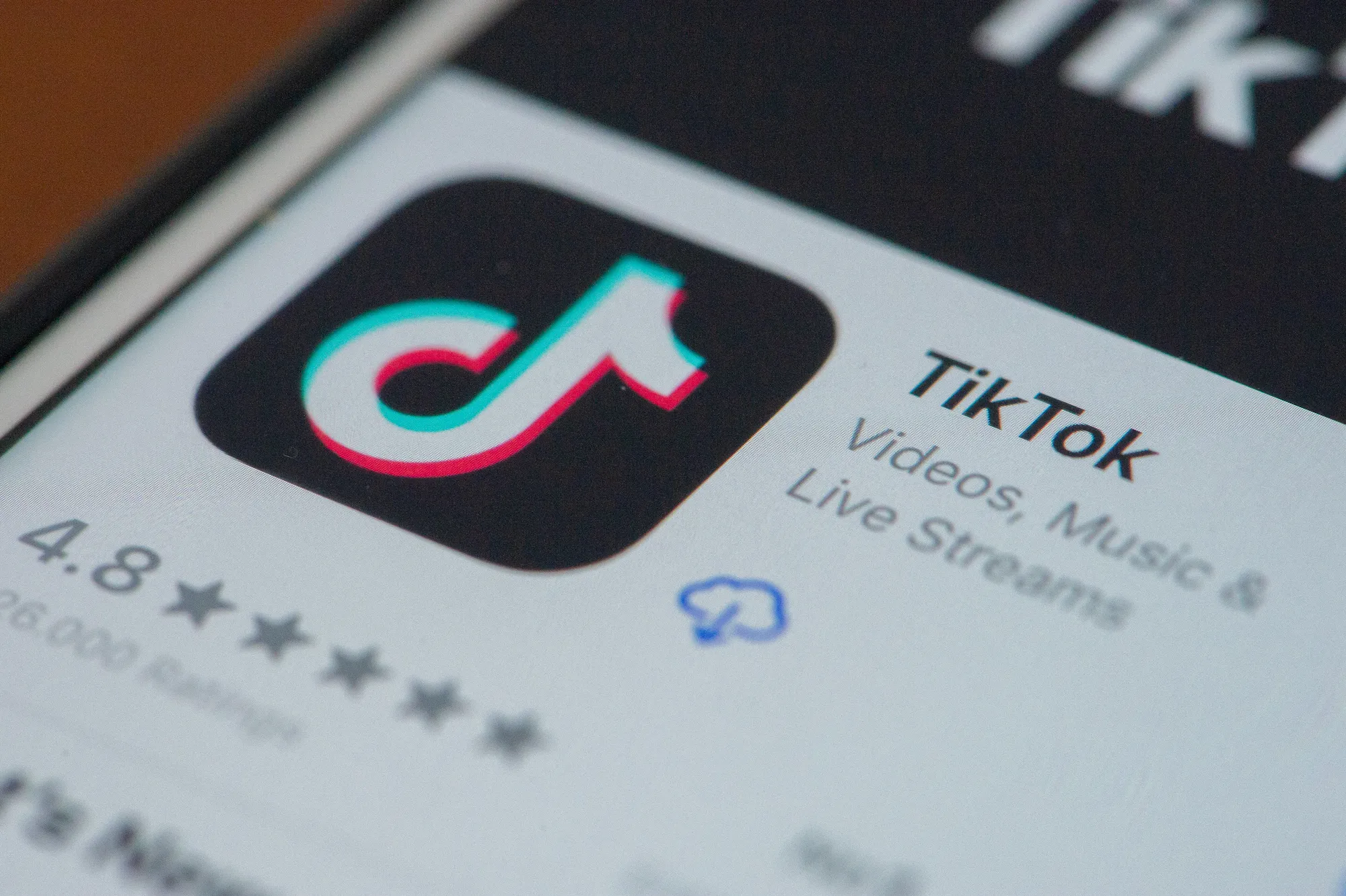 В США официантку уволили за TikTok про дресс-код