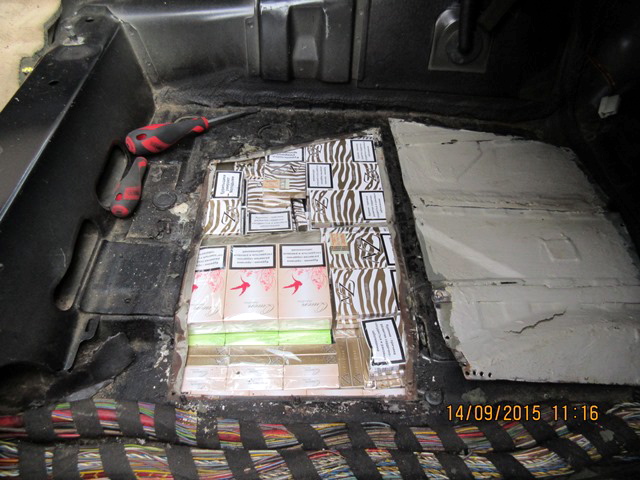 Kravas transportlīdzekļos konstatē 240 000 kontrabandas cigarešu