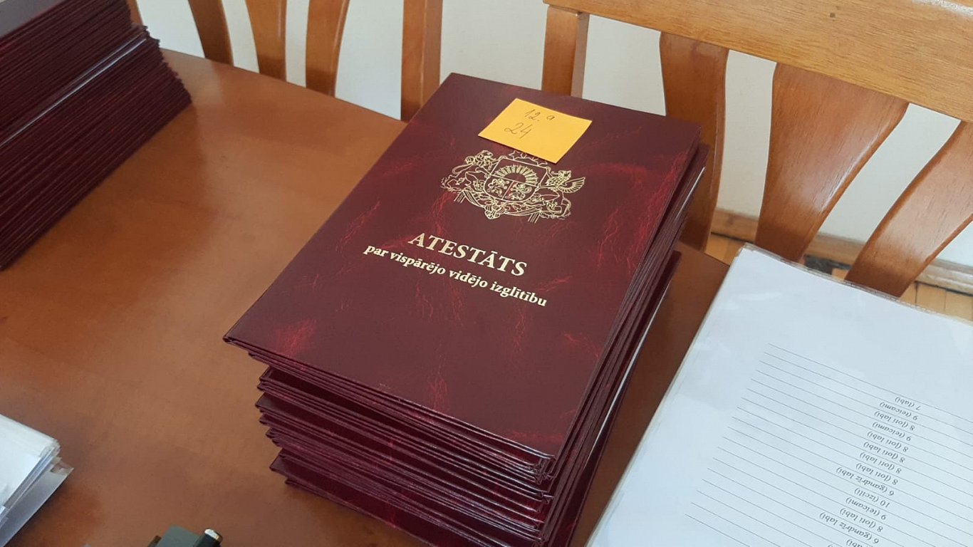 Latvijā plāno pāriet uz atestātu izsniegšanu elektroniskā formātā Latvijā plāno pāriet uz atestātu izsniegšanu elektroniskā formātā