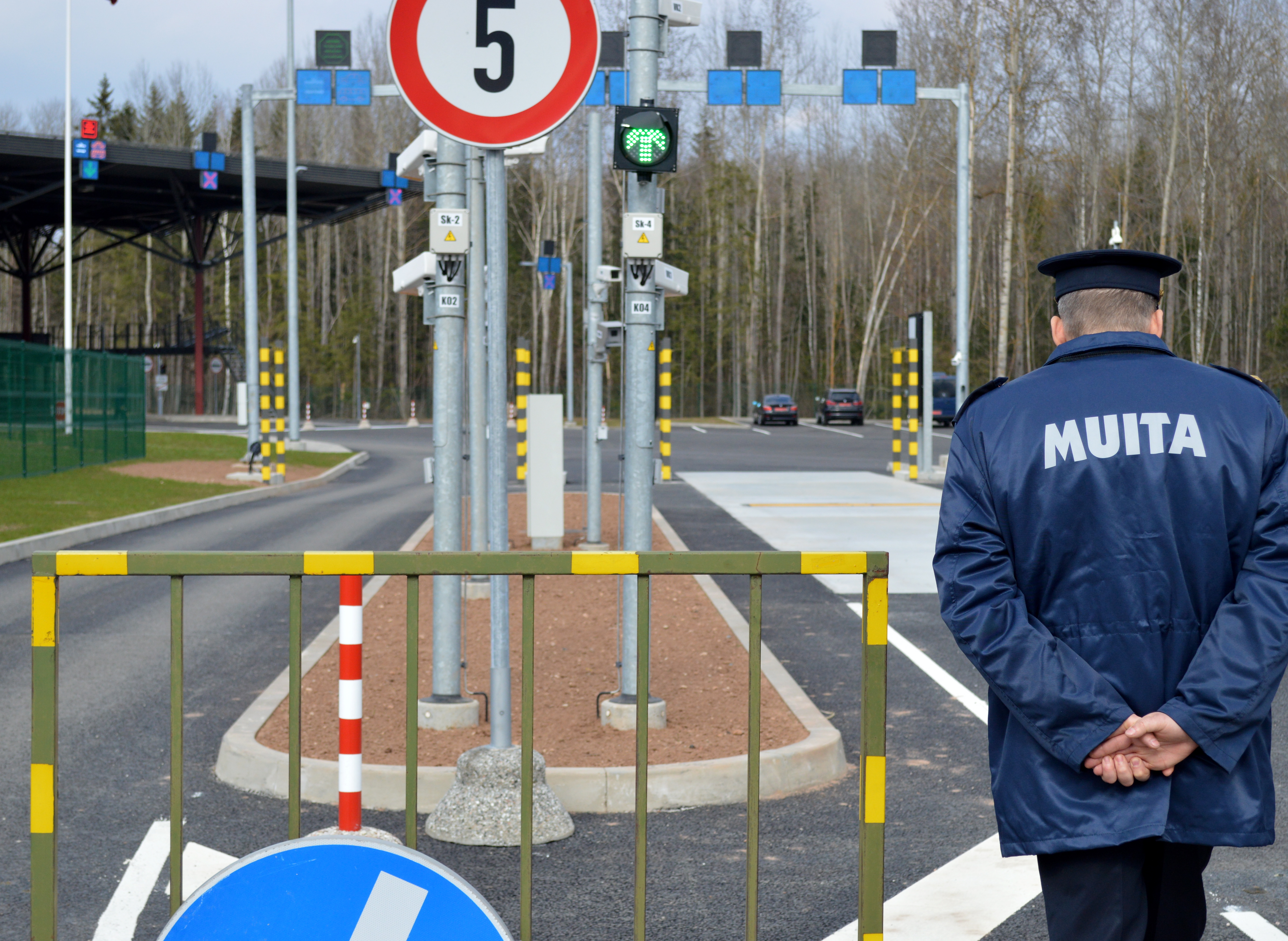 760 евро до вычета налогов. Таможенникам не хватает кадров