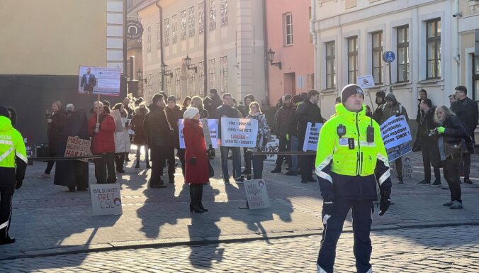 Около 70 человек протестуют у Сейма против закона о гражданском союзе
