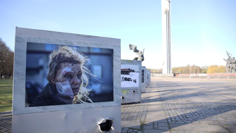 Фотовыставка от памятника Победы переедет к посольству РФ