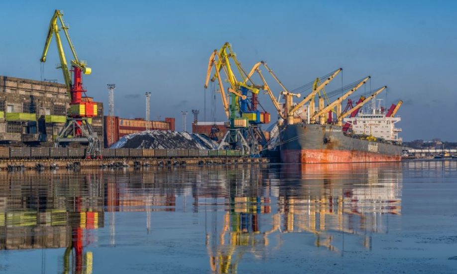 В латвийских портах продолжает падать оборот переваленных грузов
