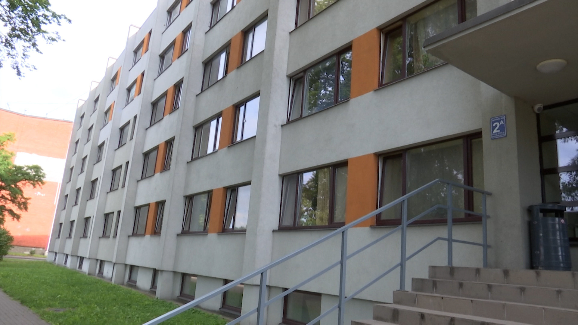 В Вецмилгрависе горит социальный дом