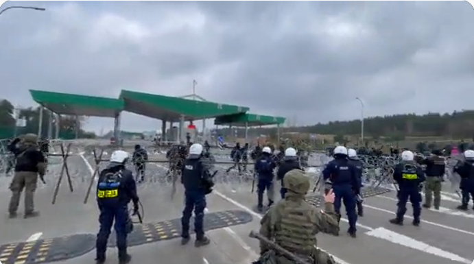 В Польше заявили о готовящемся крупном прорыве мигрантов через границу