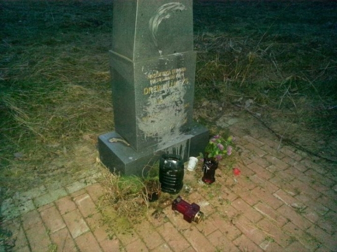 В Ропажском крае демонтировали два памятника, прославлявших советский режим