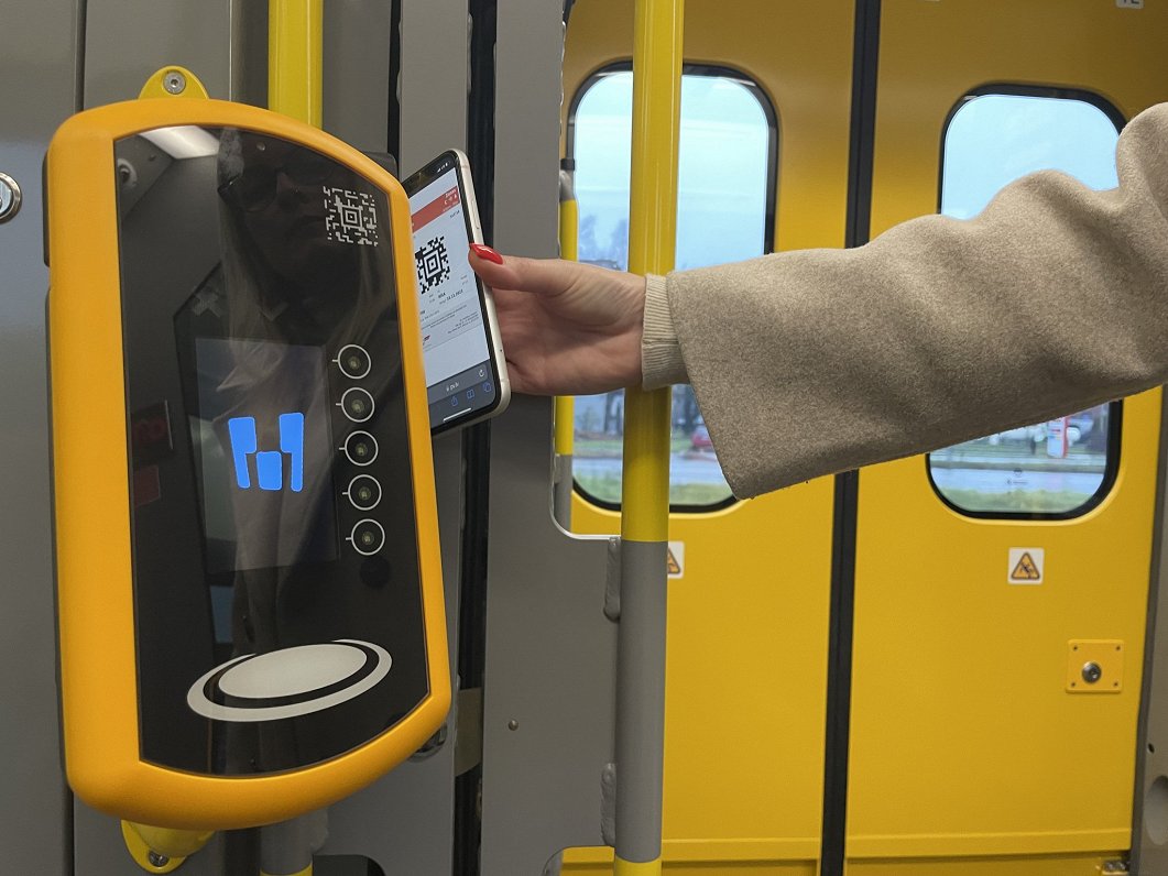 В новых электропоездах начали действовать регистраторы билетов