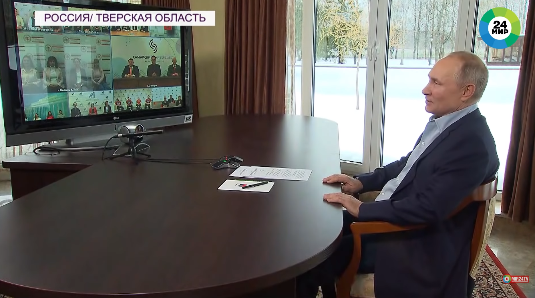 Путин обратился к студентам из бункера с нарисованным пейзажем на окнах