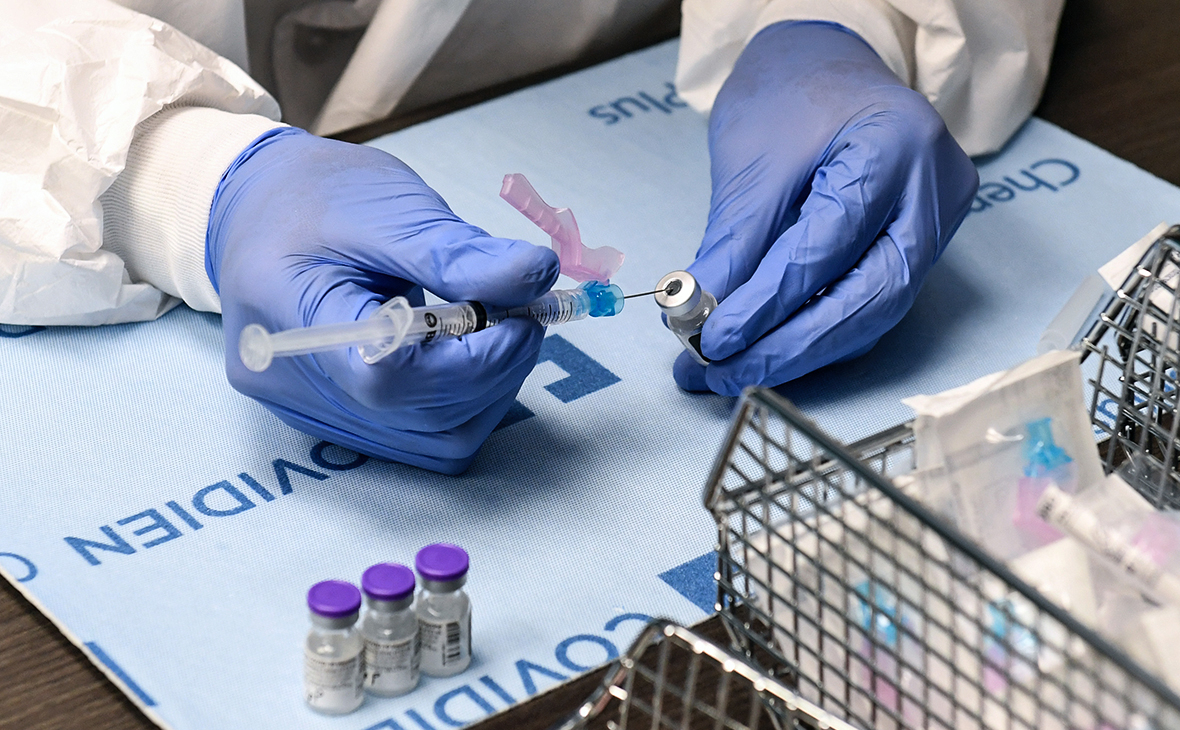 Вакцинация еще больше разделяет общество на богатых и бедных