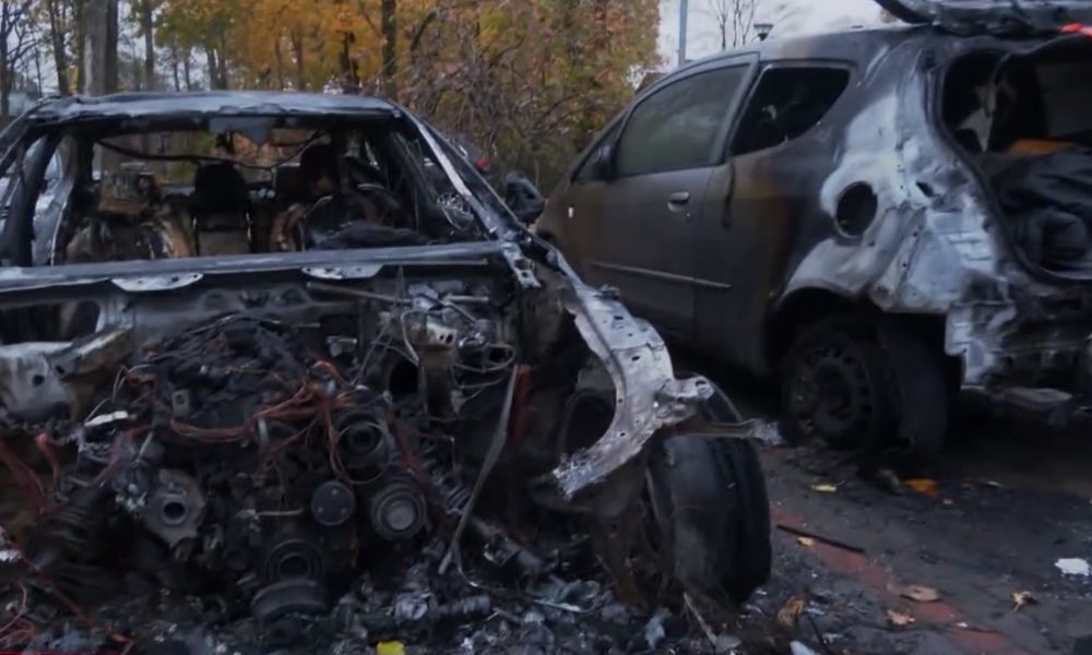 В Риге двое подожгли BMW прямо под видеокамерами В Риге двое подожгли BMW прямо под видеокамерами