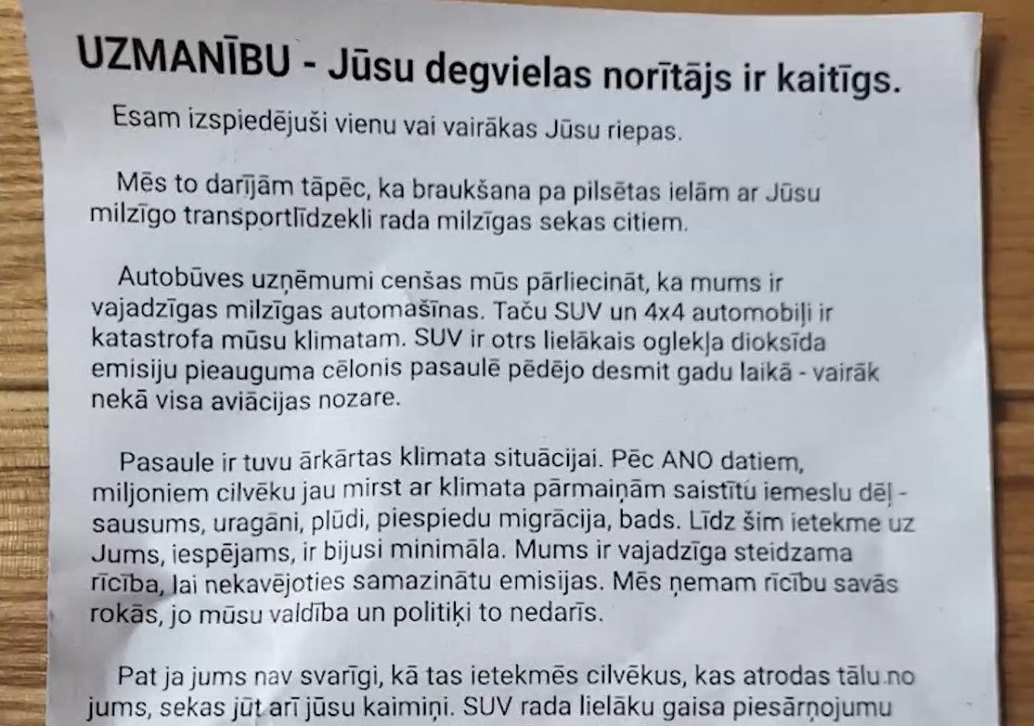 За спуском шин авто в Риге стоит международная группа экоактивистов