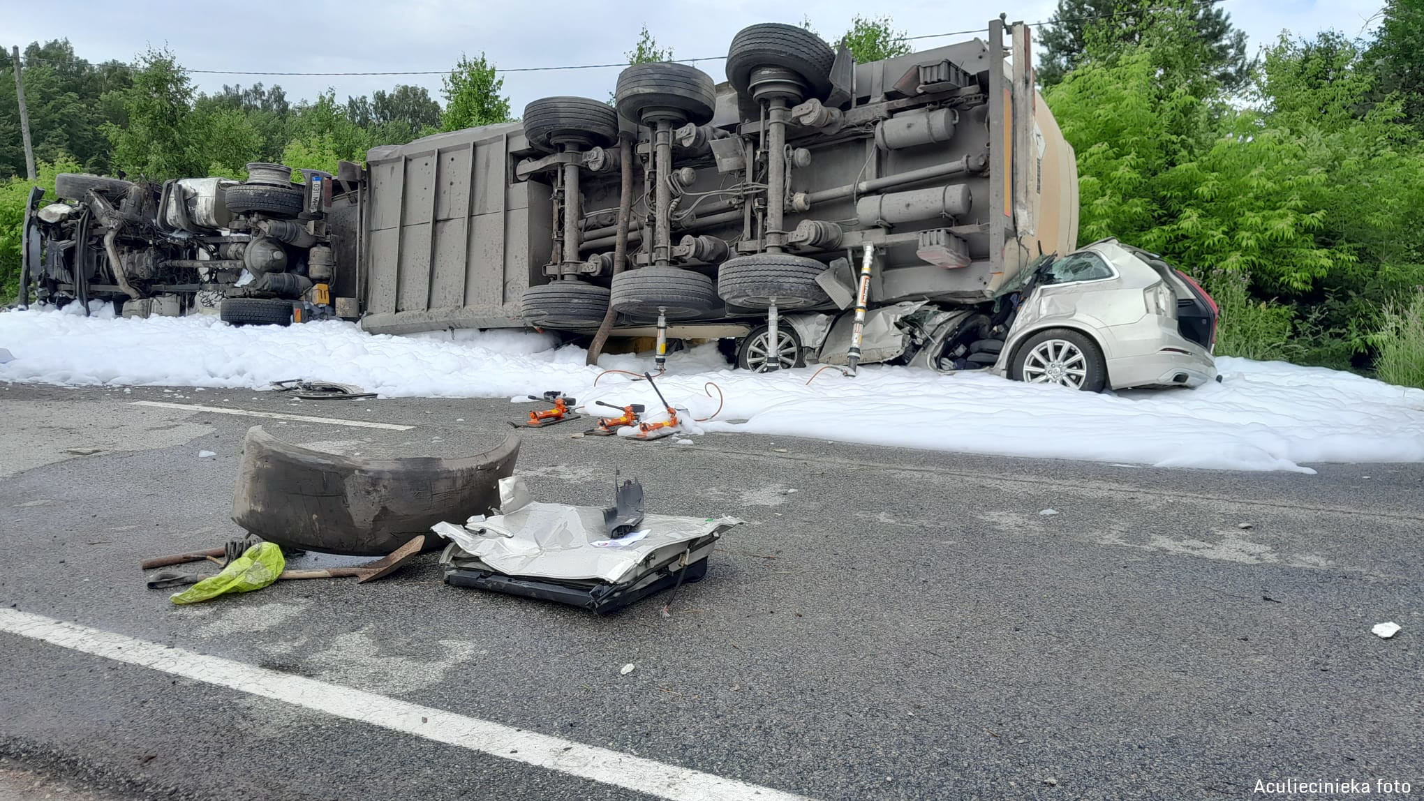 Трагическая авария на Лиепайском шоссе -  два человека погибли на месте из-за неудачной попытки обгона