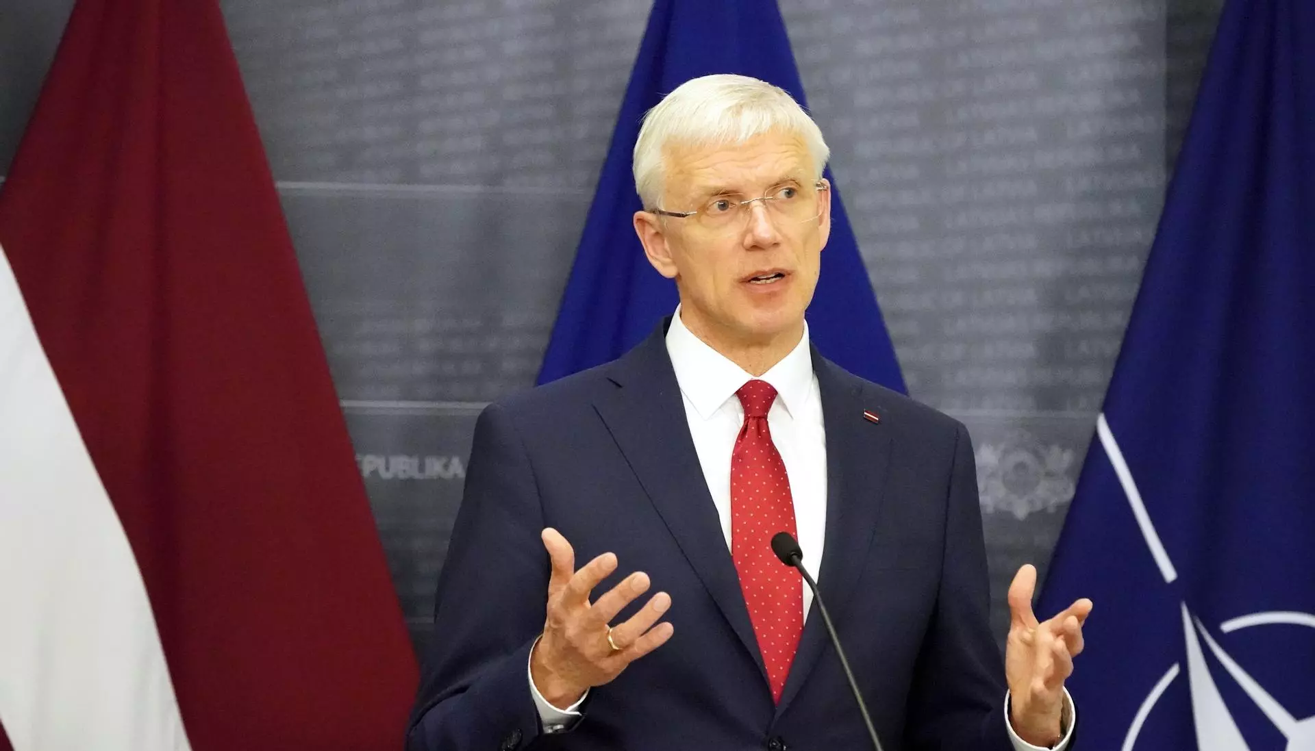 Премьер: если на поддержку жителей в бюджете не хватит денег, мы можем взять кредит