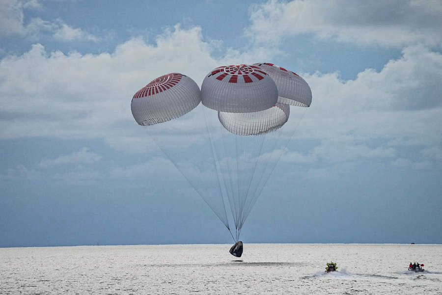 Космический корабль SpaceX с экипажем из четырех туристов приводнился в Атлантическом океане